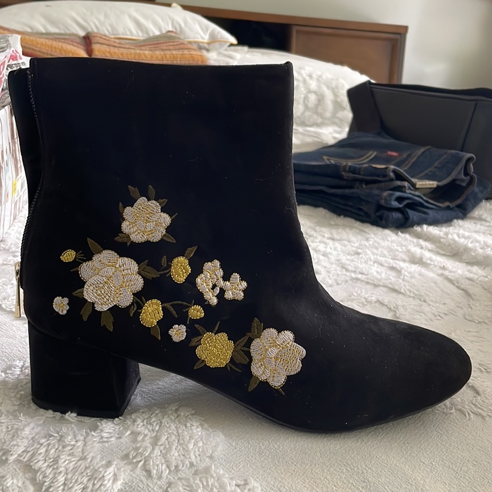Union Bay Embroidered Floral Booties size 9.5M VEGAN friendly